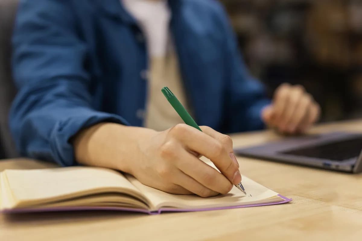 adolescente estudando para a prova da ESA